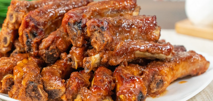 Very juicy and tender: braised pork ribs with onions and carrots in a pan