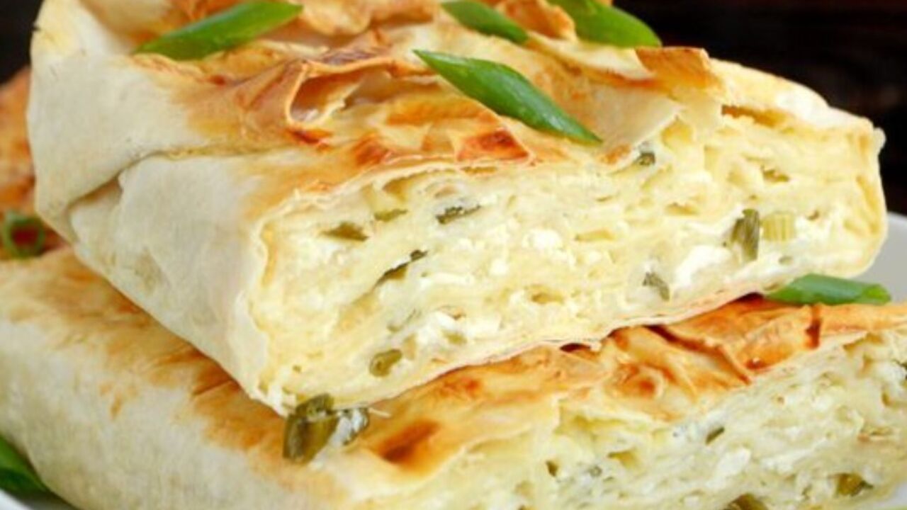 Leniwa achma z serem: zrobiona z chleba pita