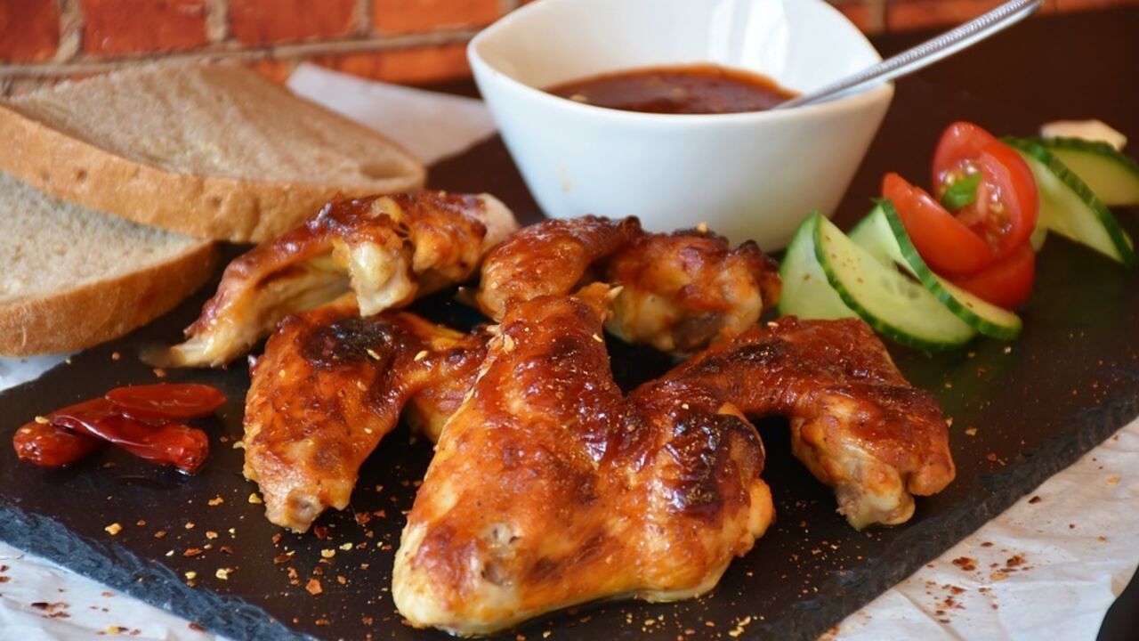Delicious chicken wings with a crust: cooked without an oven and grill