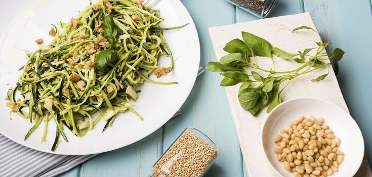 Pasta with chicken, mushrooms and spinach: what to add to the sauce to make the taste harmonious