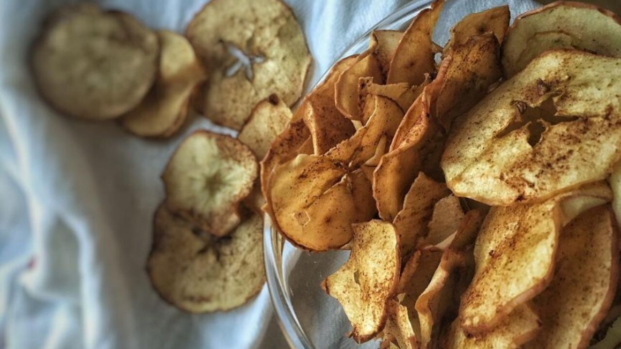 Useful apple chips in the oven: even children will like them