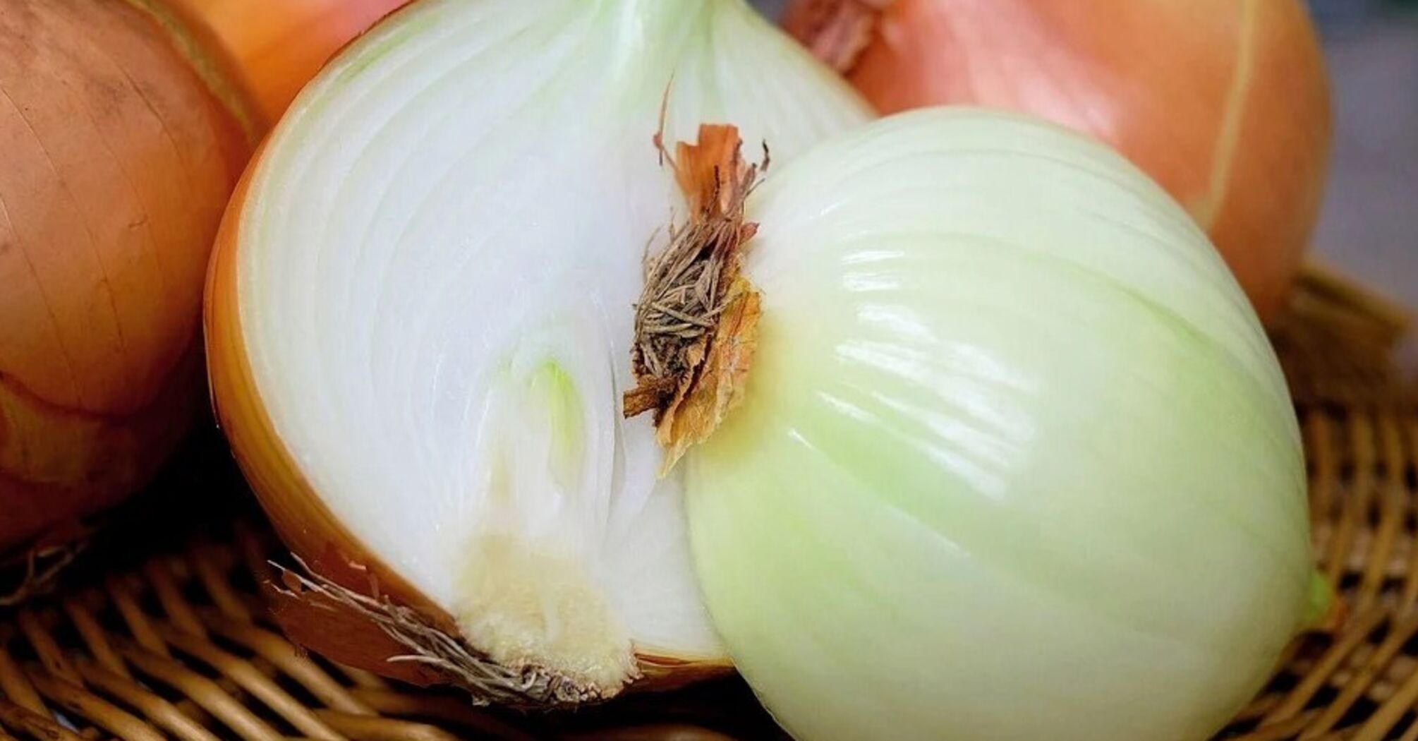 How to fry onions properly so that they do not lose flavor and do not burn to a pan