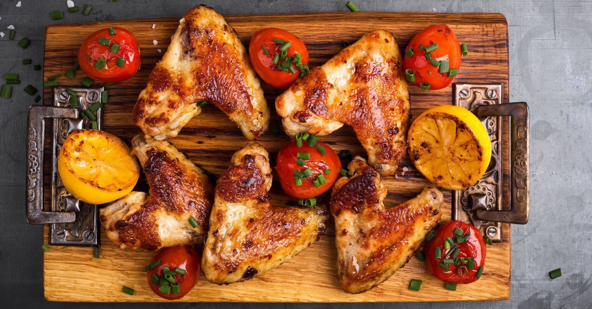 How to cook chicken wings properly to make them juicy inside and crispy outside: add only one ingredient