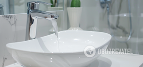 An effective tool will help to clean bathroom plumbing to a shine: life hack
