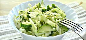 Without mayonnaise: easy fresh cabbage salad with apple for dinner