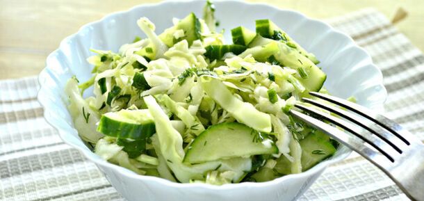 Without mayonnaise: easy fresh cabbage salad with apple for dinner