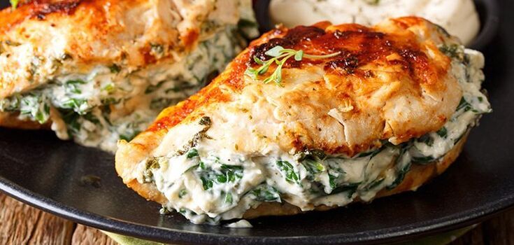 How to cook chicken fillet to make it juicy and soft: the secret is in the sauce