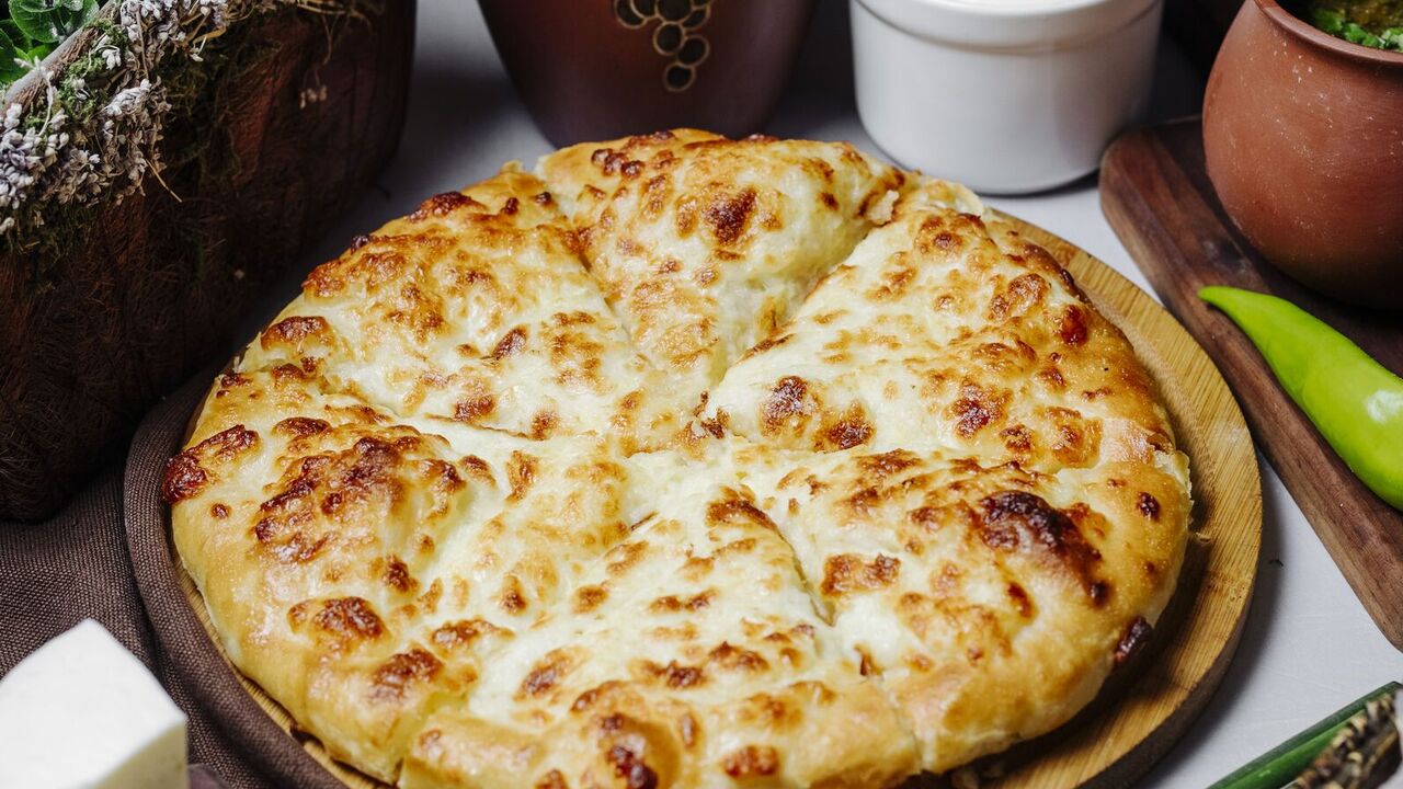 How to cook the most delicious khachapuri in 5 minutes: an easy recipe
