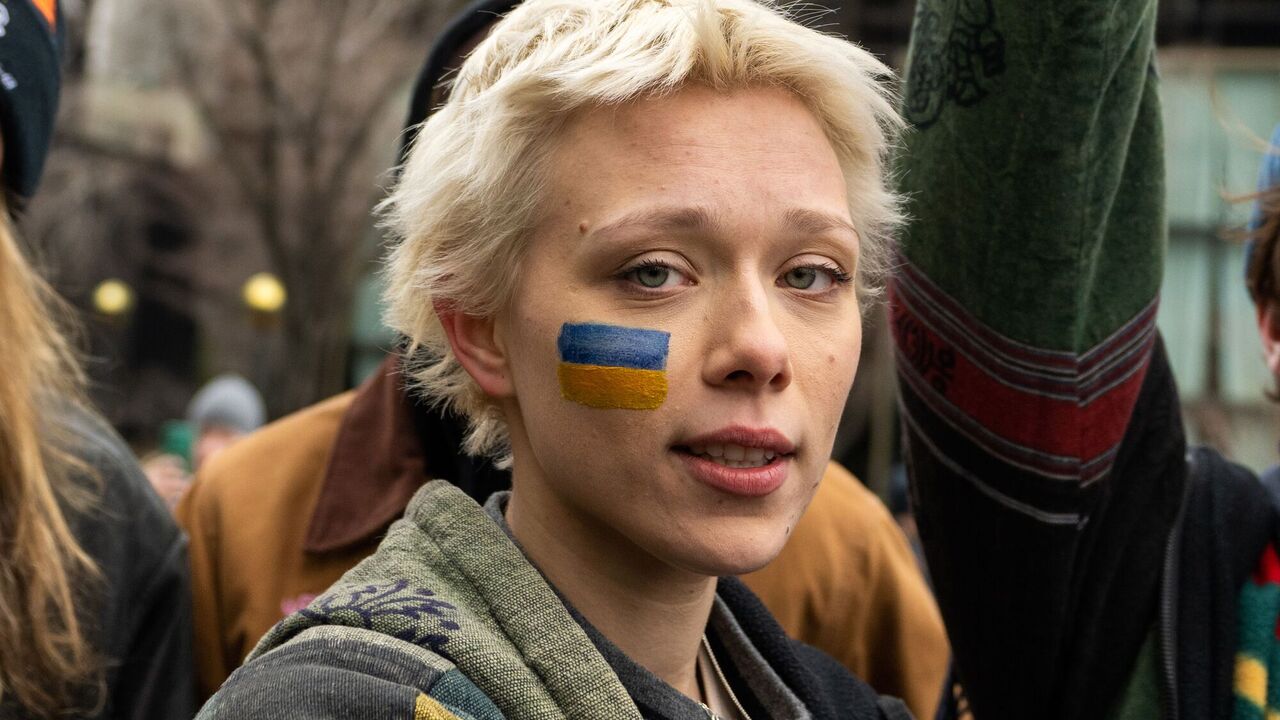 Ukrainian Hollywood actress Ivanna Sakhno refused to play a Russian and canceled her contract with Netflix. Details