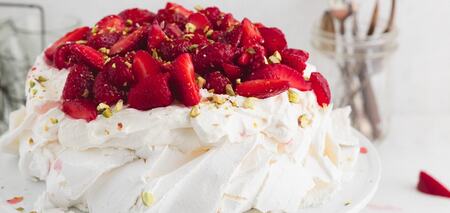 Legendary Anna Pavlova dessert: the easiest way to make cakes
