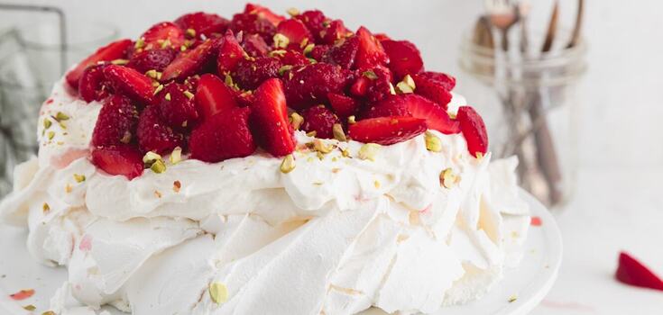 Legendary Anna Pavlova dessert: the easiest way to make cakes