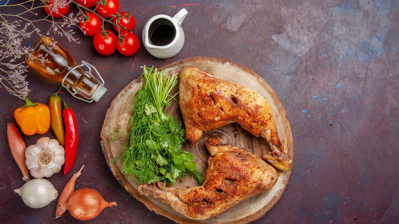 How to cook chicken quarters quickly and with a crispy crust: an easy way