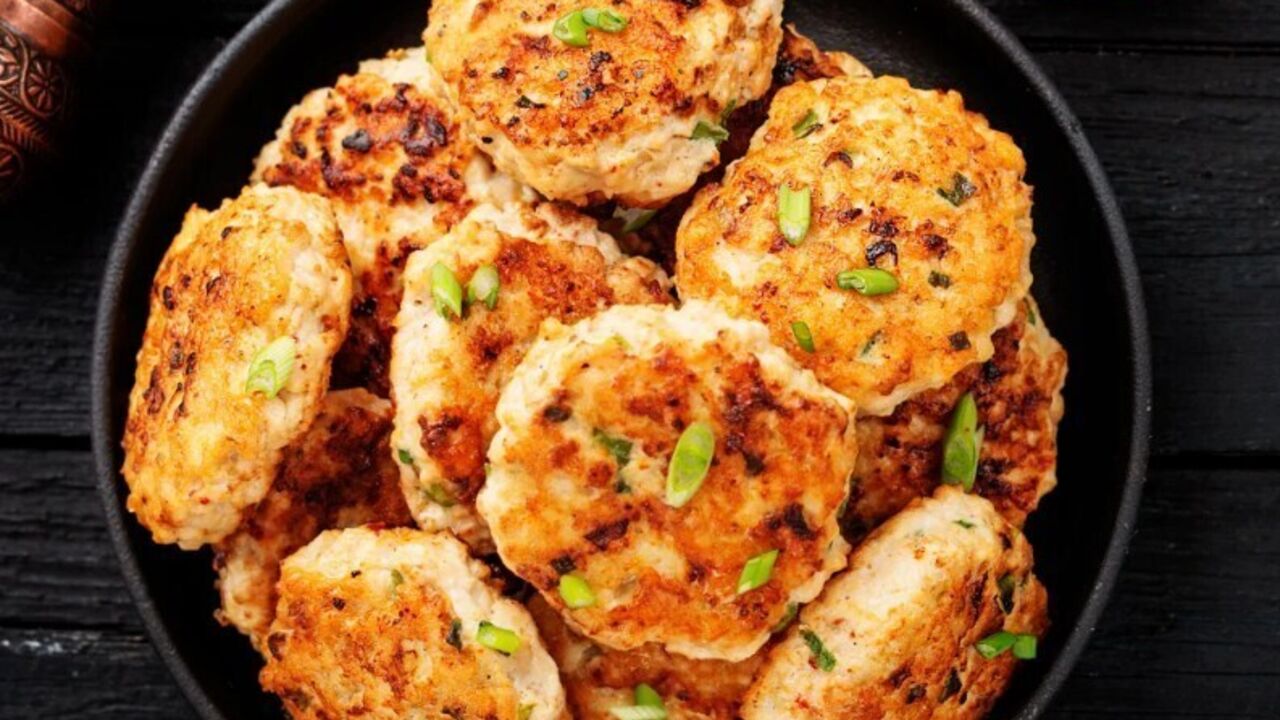 What to add to the cutlets to keep them from falling apart and to make them fluffy: a very simple ingredient