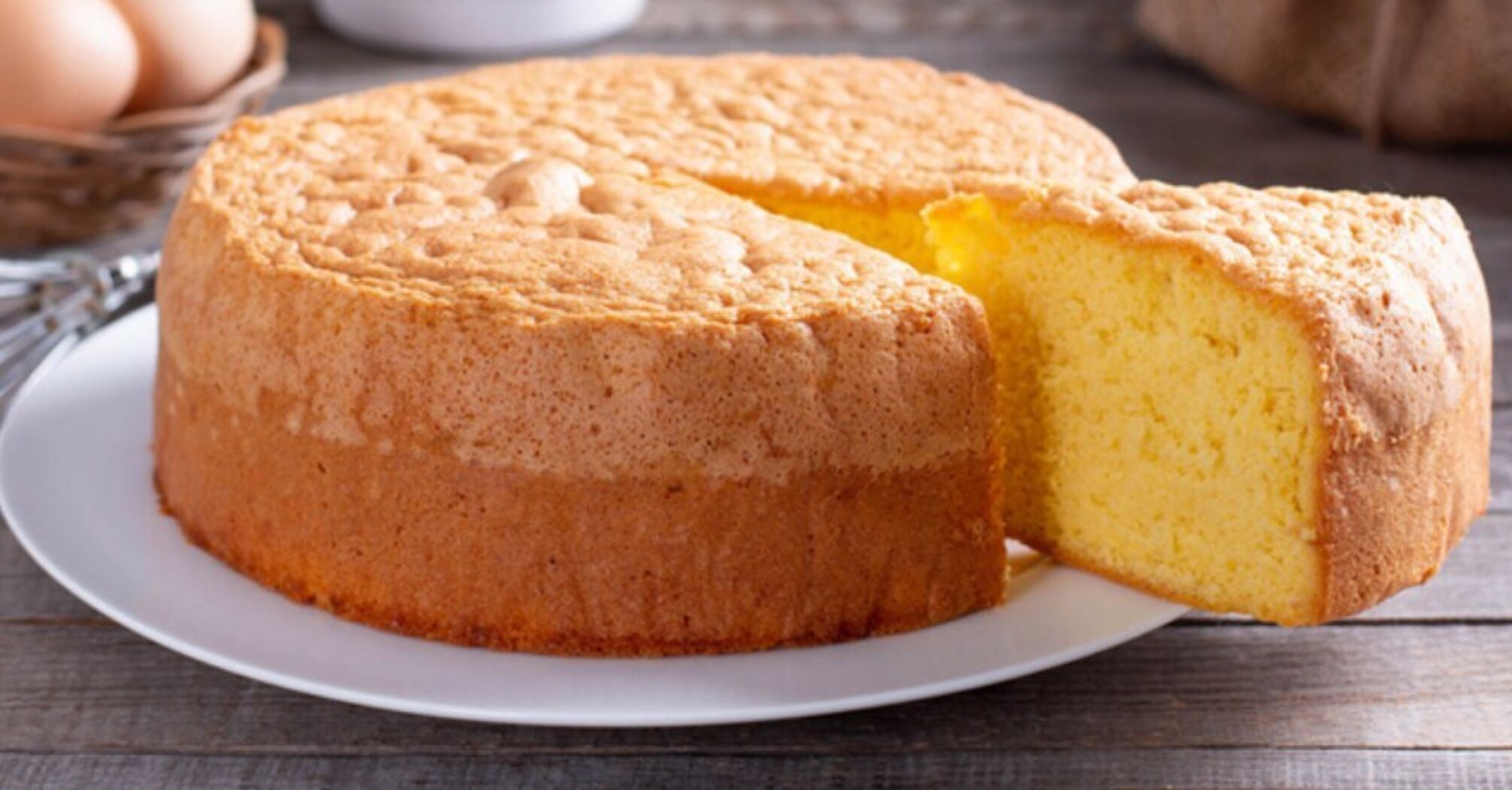 How long do you need to beat eggs for a sponge cake to make it fluffy: we tell you