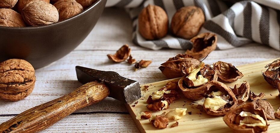 How to dry walnuts in the oven properly
