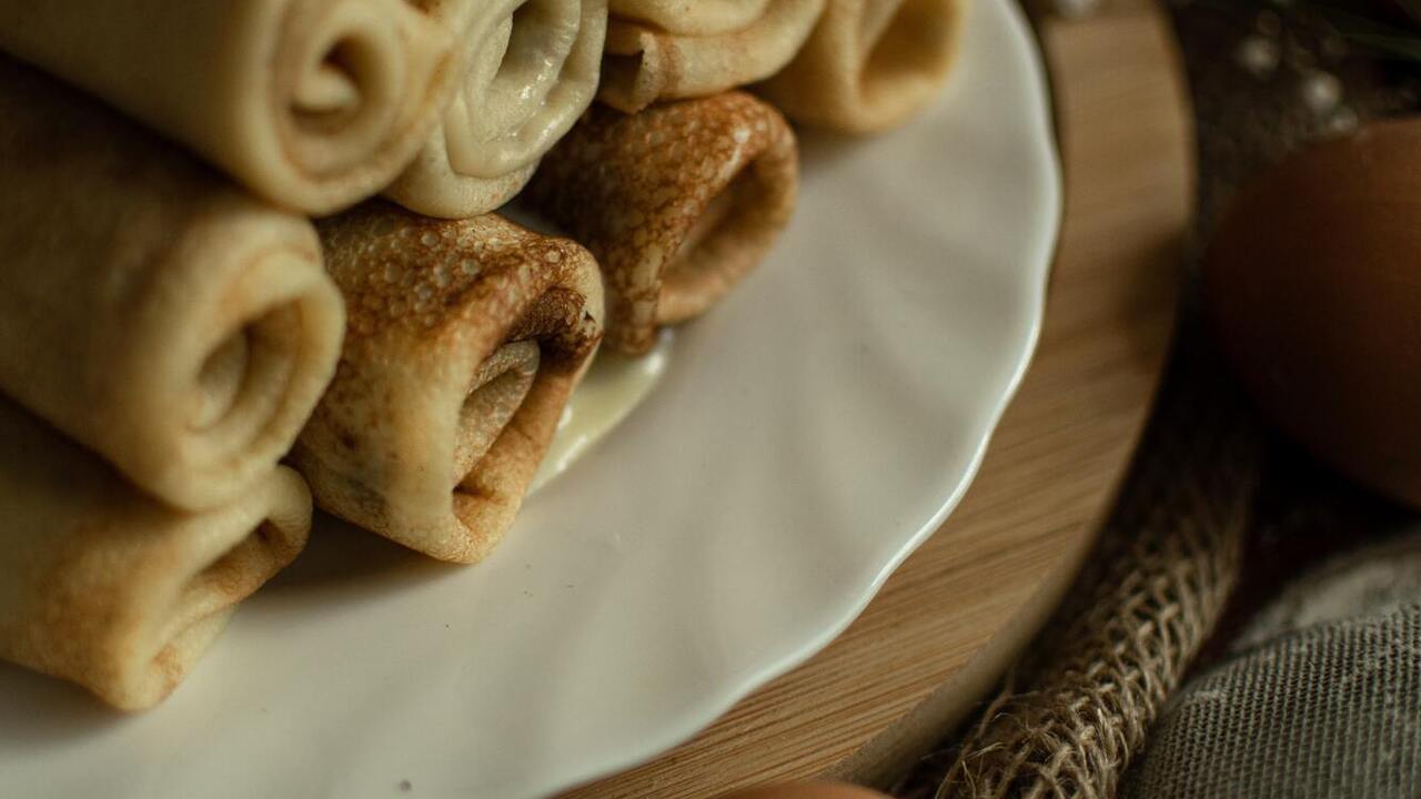 Pancakes with juicy poppy seed filling: hold their shape and do not fall apart