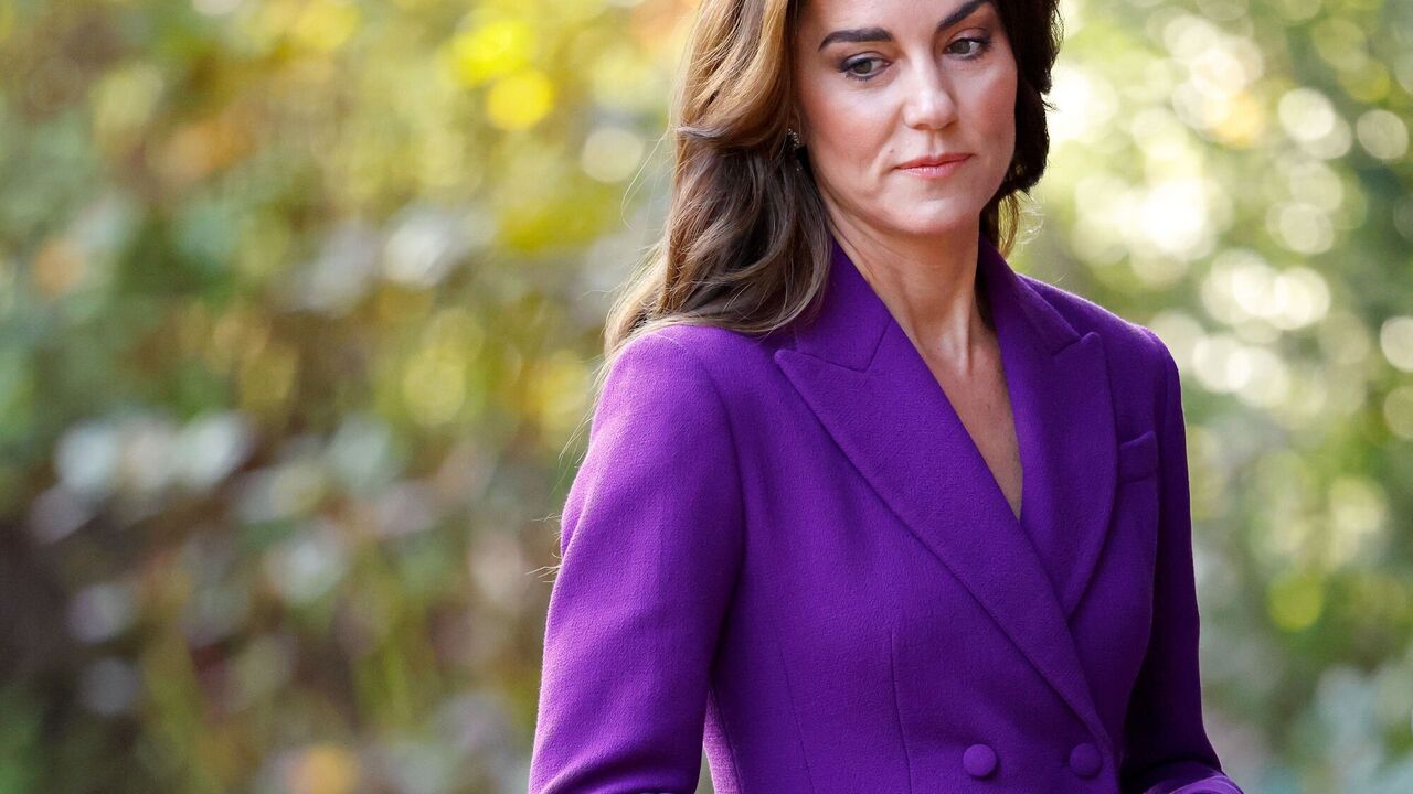 Królewski ekspert zasugerował, z jakim rodzajem raka walczy Kate Middleton: to wyjaśnia, dlaczego nagrała przemówienie na siedząco