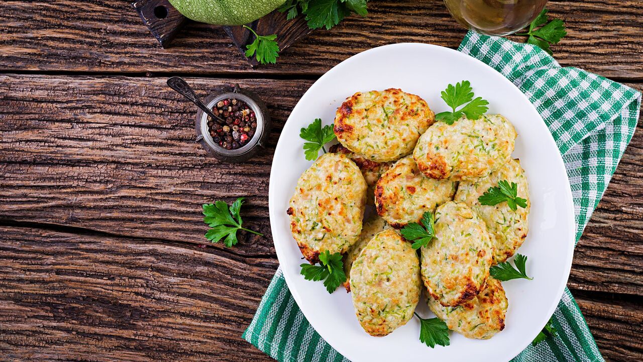 Delicious chicken cutlets: what to add for a delicate texture