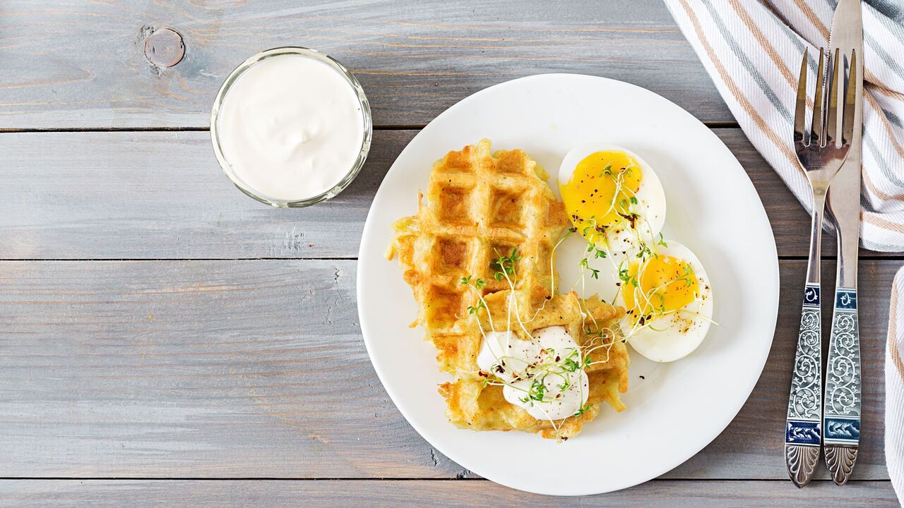 Poached egg on a potato waffle: how to surprise your soul mate in the morning