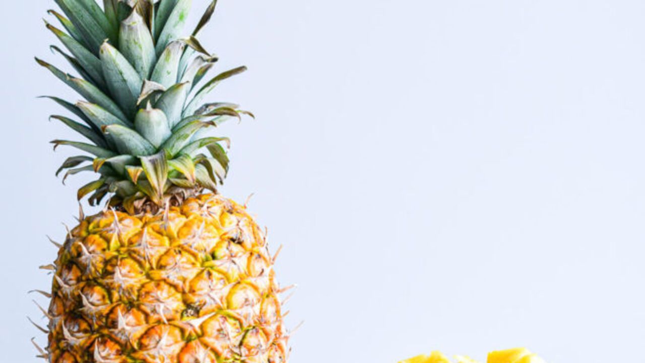 How to quickly peel a pineapple: the simplest technology