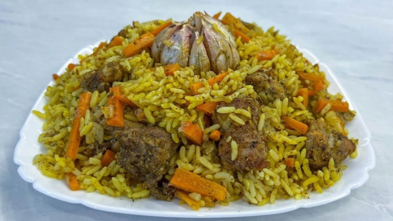 Lazy pork pilaf for lunch that doesn't need to be cooked: a recipe in the oven