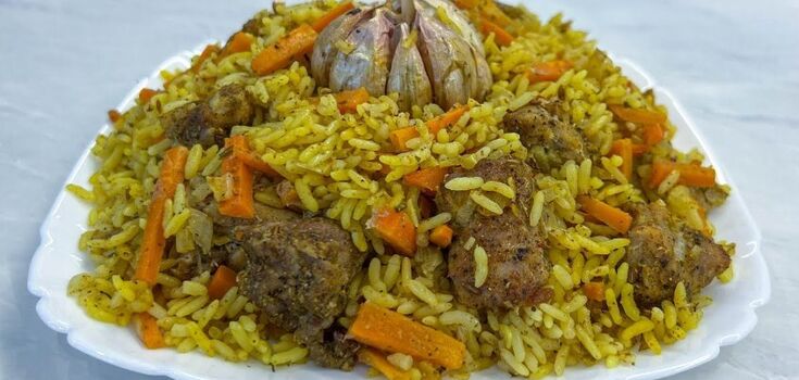 Lazy pork pilaf for lunch that doesn't need to be cooked: a recipe in the oven