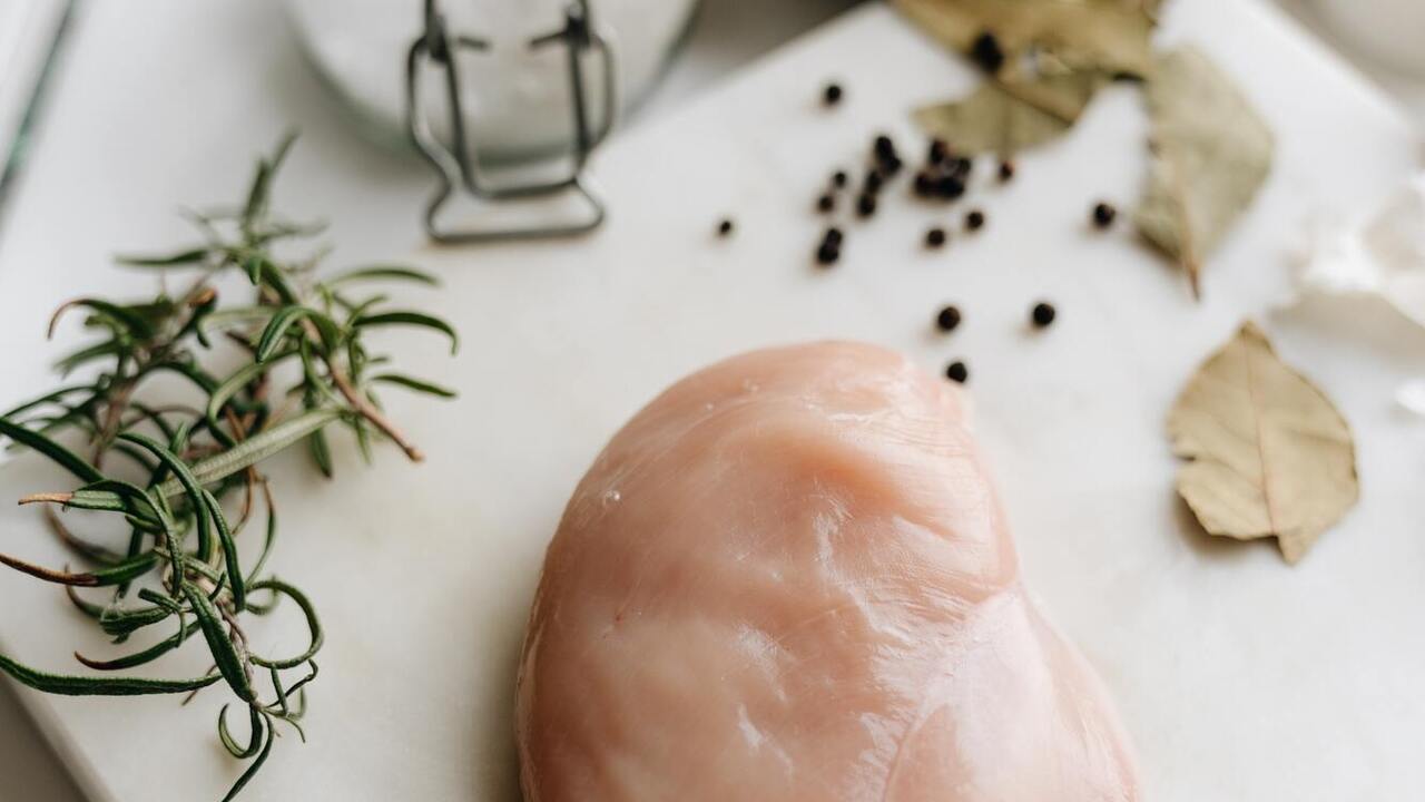 Jak ugotować soczysty filet z kurczaka na patelni: potrzebny będzie pergamin