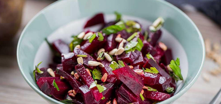 Light beetroot and cheese salad: prepared without mayonnaise