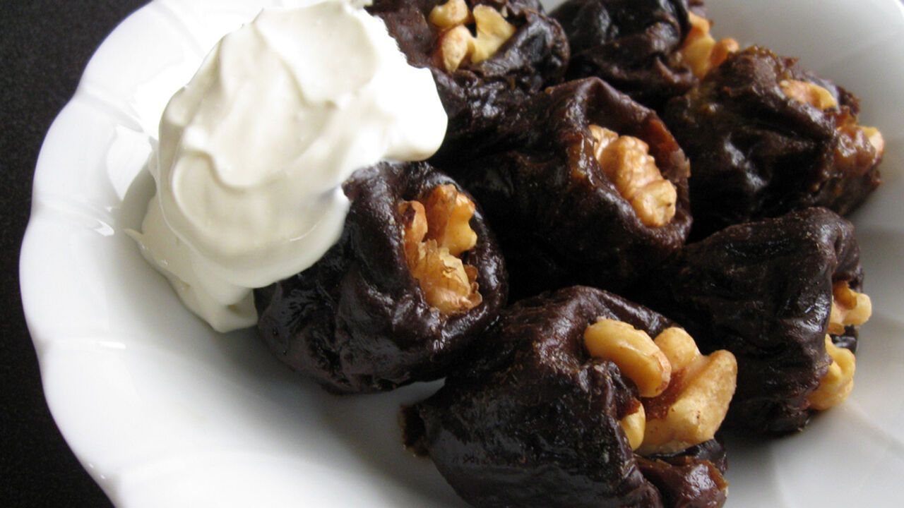 Prunes in sour cream: how to make a cult dessert at home