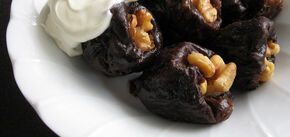 Prunes in sour cream: how to make a cult dessert at home