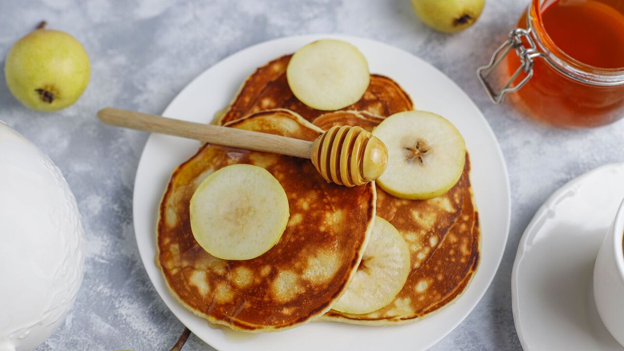 No-sugar apple pancakes that taste like a charlotte: a quick recipe for a delicious dish