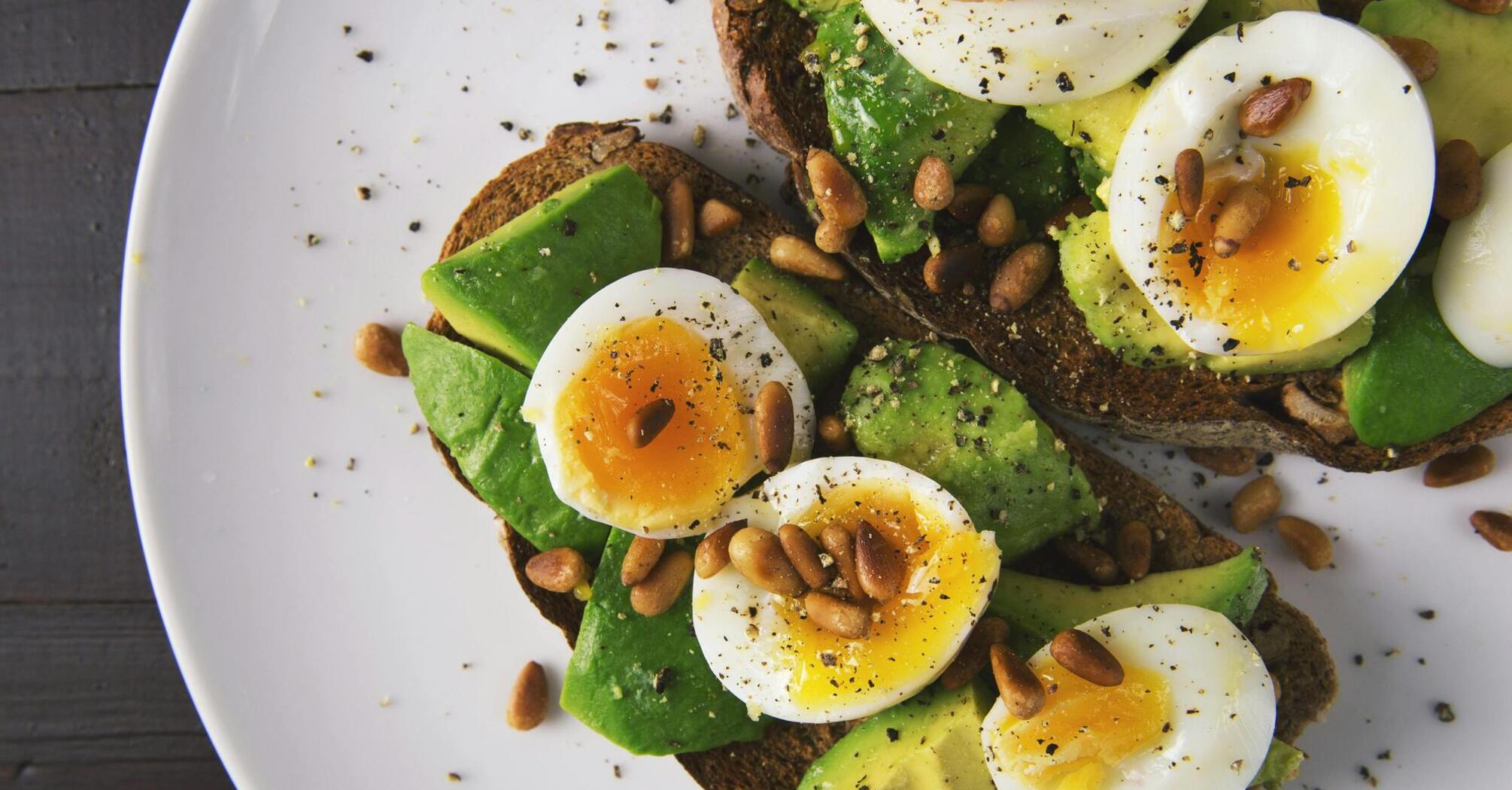 Beans, fried egg and avocado sandwich: a nutritious breakfast with an unusual serving