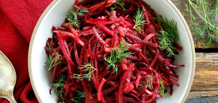 Without mayonnaise: healthy beetroot salad with herring and peas