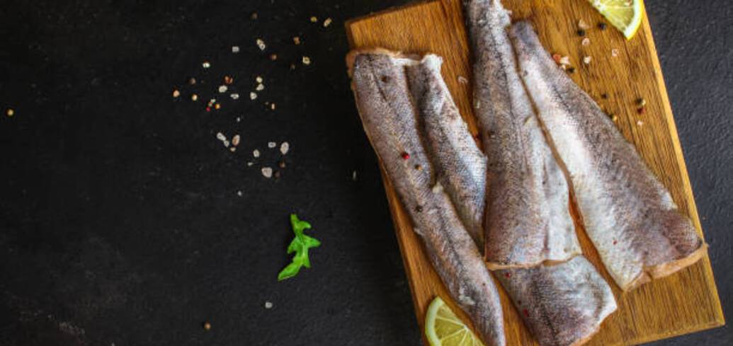 How to cook hake to make it soft and juicy: with vegetables and mushrooms