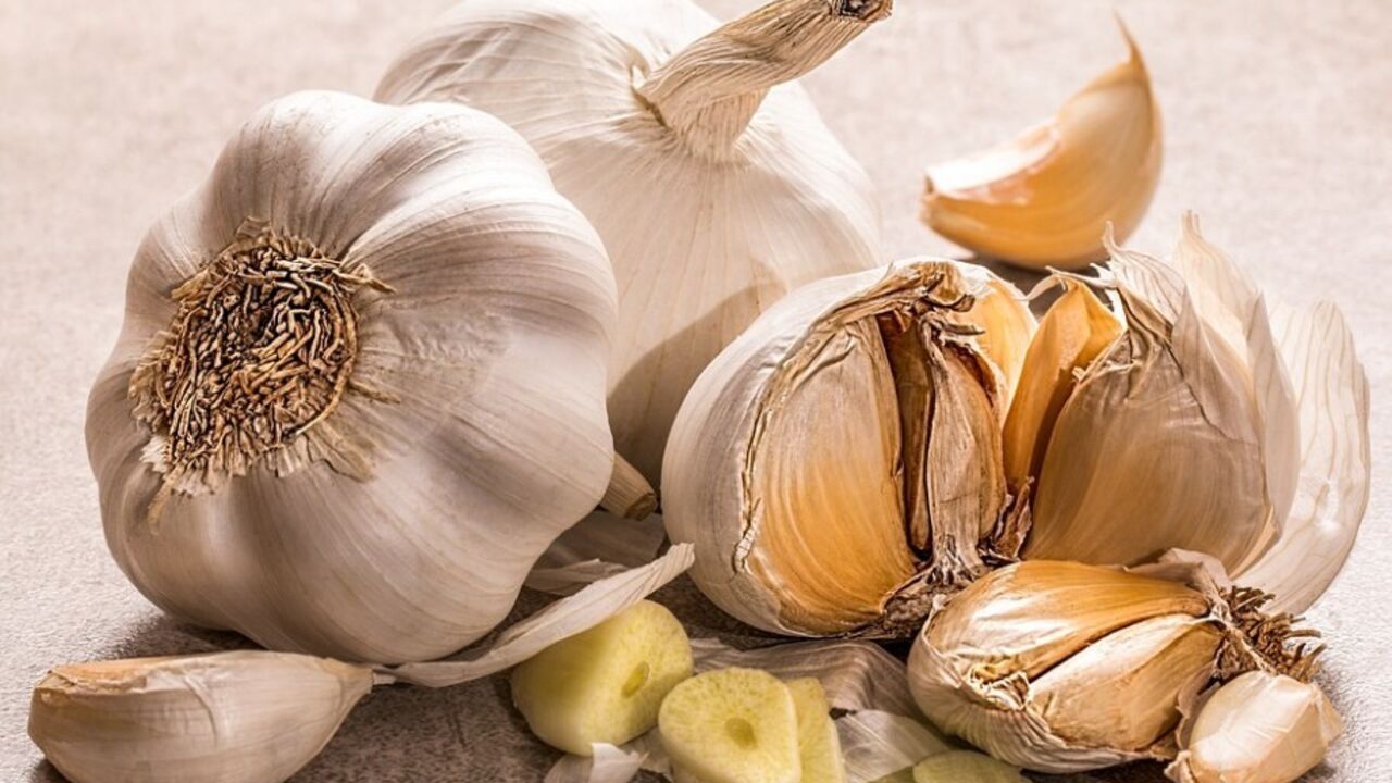 How to add garlic to dishes correctly so as not to spoil their taste and flavor: life hack