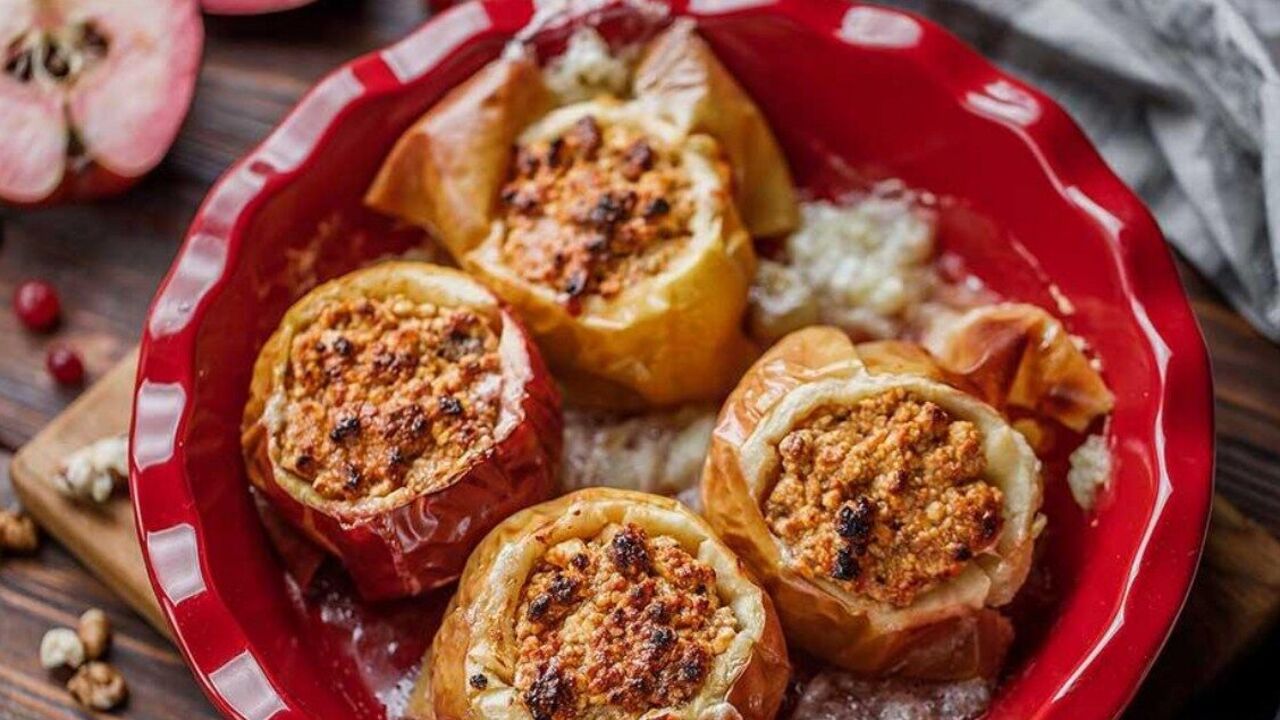 How to bake apples deliciously in the oven: recipe with cottage cheese and nuts