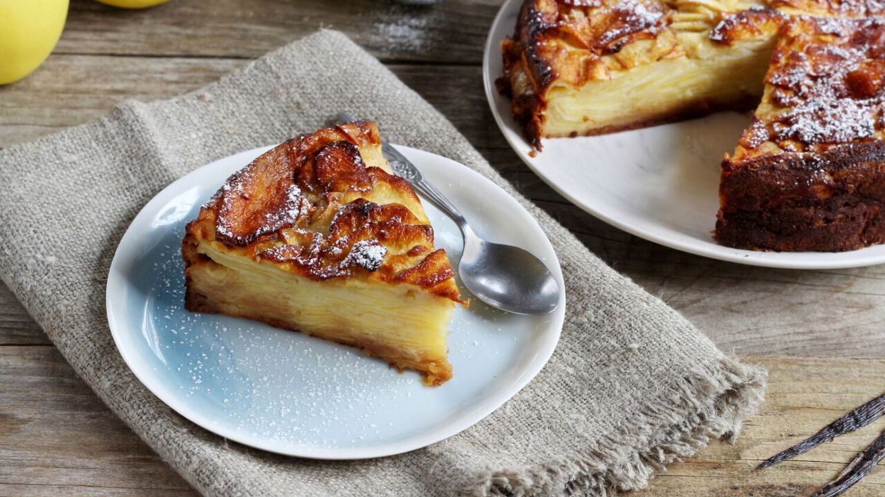 How many eggs are needed for a lush Charlotte: share the recipe