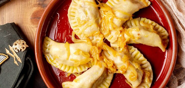 How to cook and serve dumplings with cabbage in an unusual way: a new vision of a familiar dish