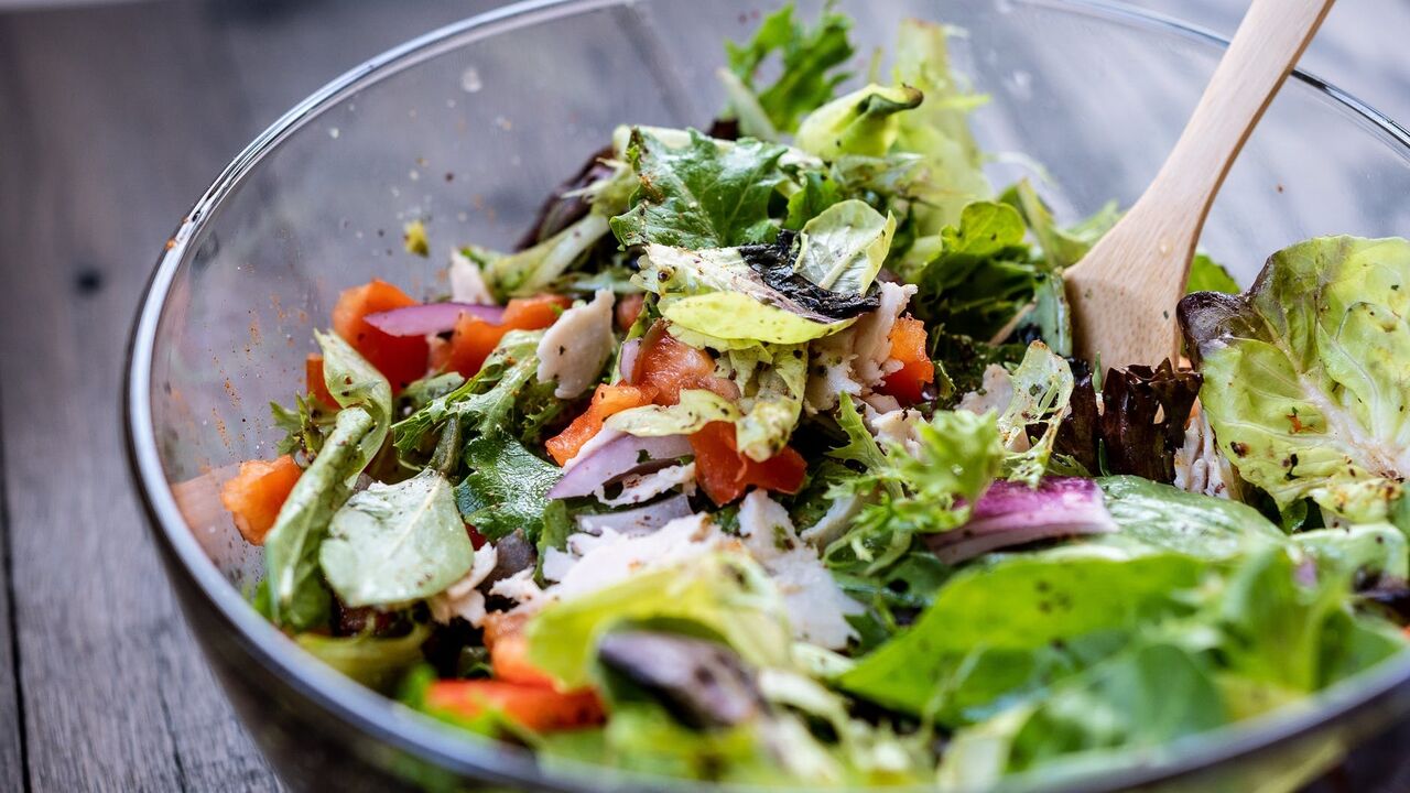Fresh salad with herbs and vegetables: a must-eat in spring