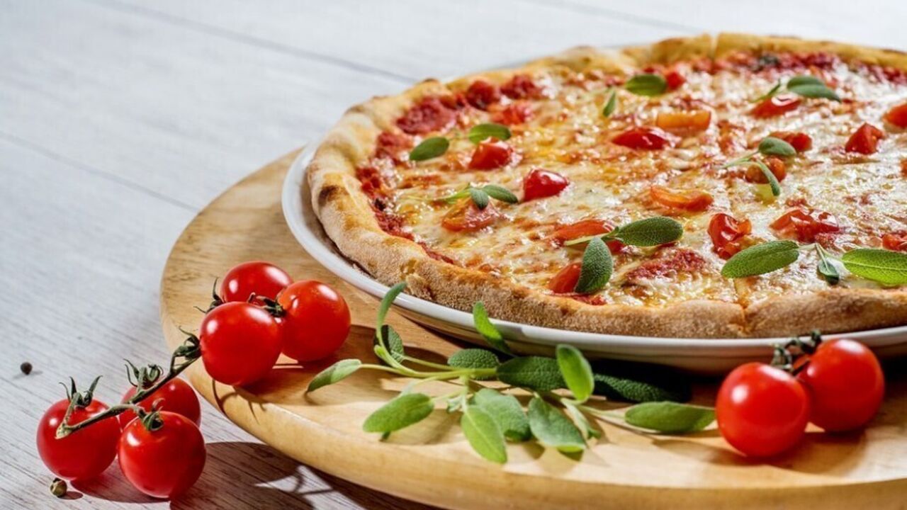 Very fast and fluffy pizza dough: no sticking to your hands