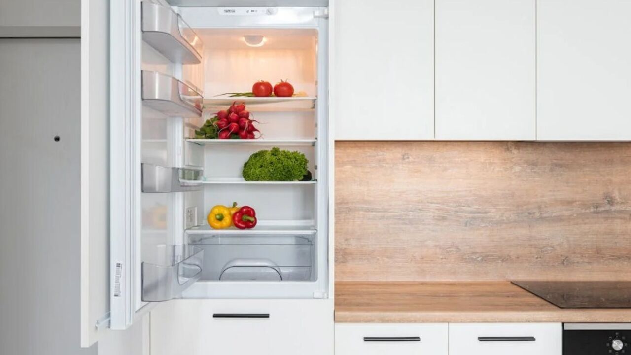 How and with what to clean the refrigerator from yellow stains: 3 popular ways