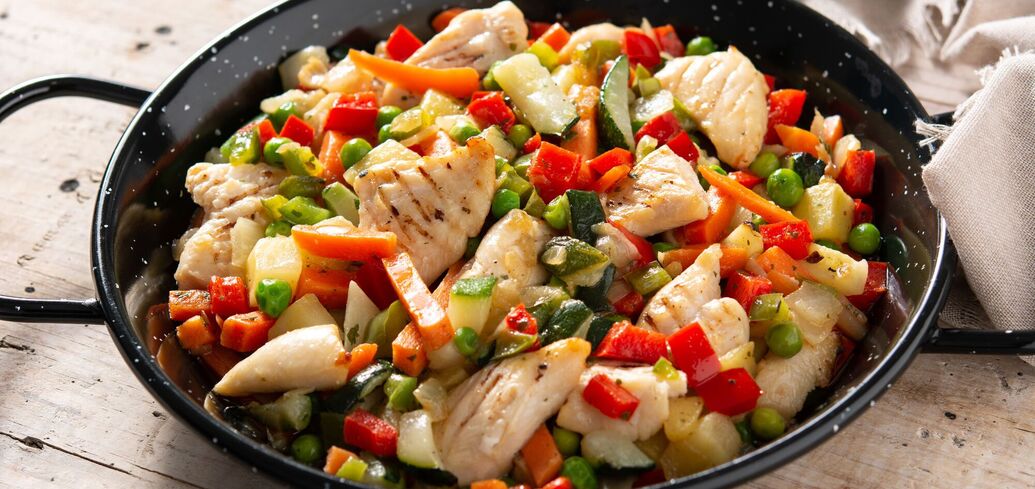 Turkey fillet with broccoli and mango: a full lunch or dinner