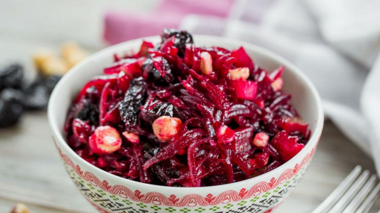 Light salad with beets without mayonnaise: a healthy dish for every day