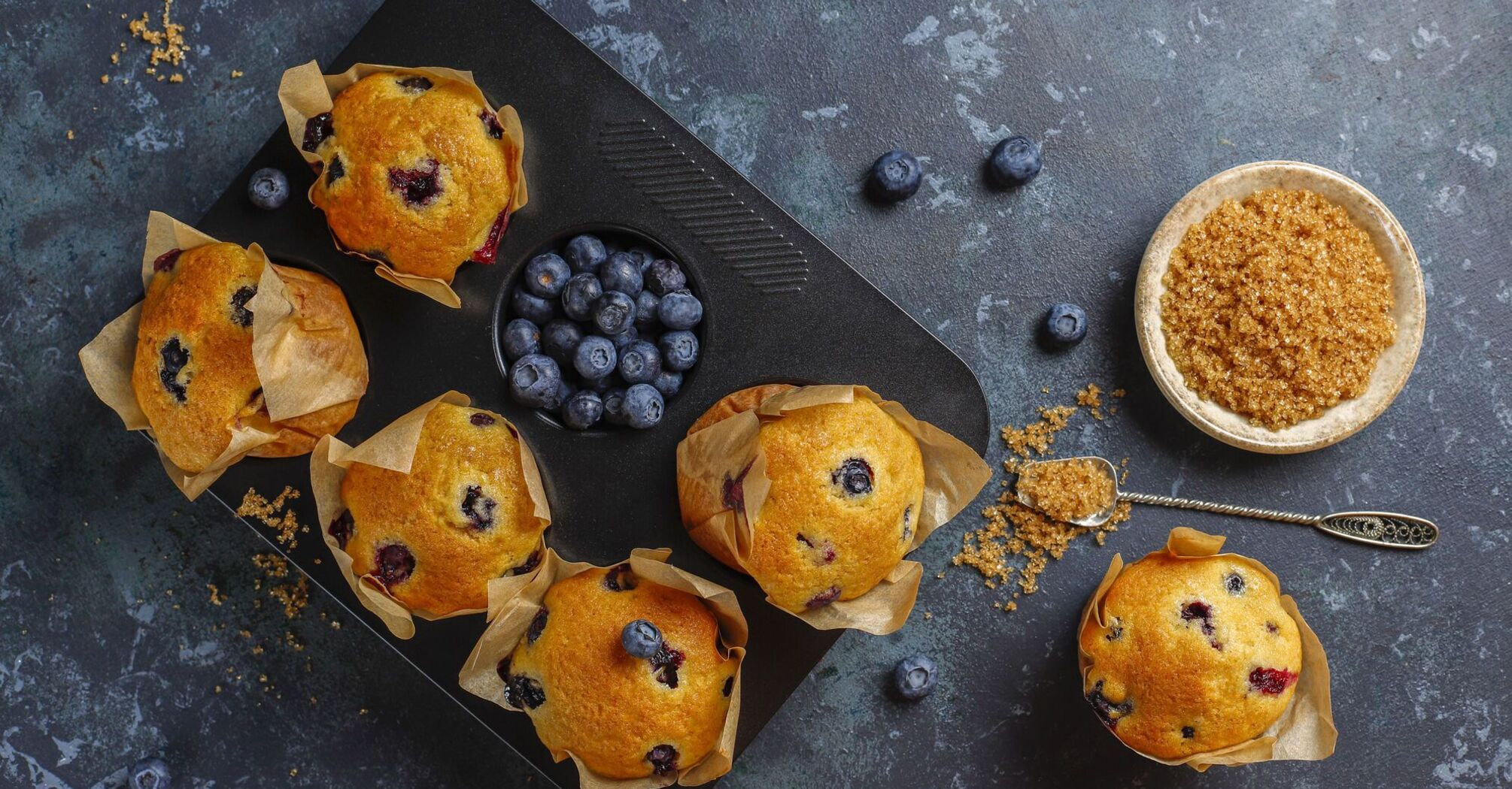 Loose and light cottage cheese buns with raisins: how to prepare the dough