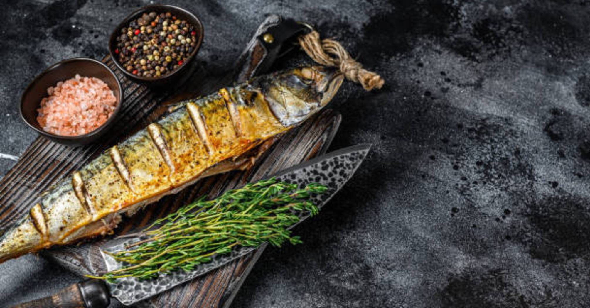 Successful mackerel with spices: can be cooked on the stove and in the oven