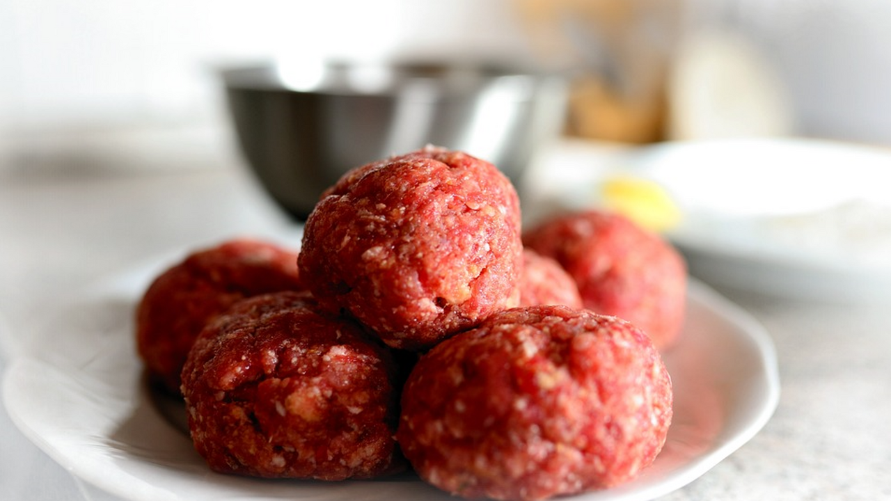 Lush meatballs that always keep their shape: what to add to the minced meat