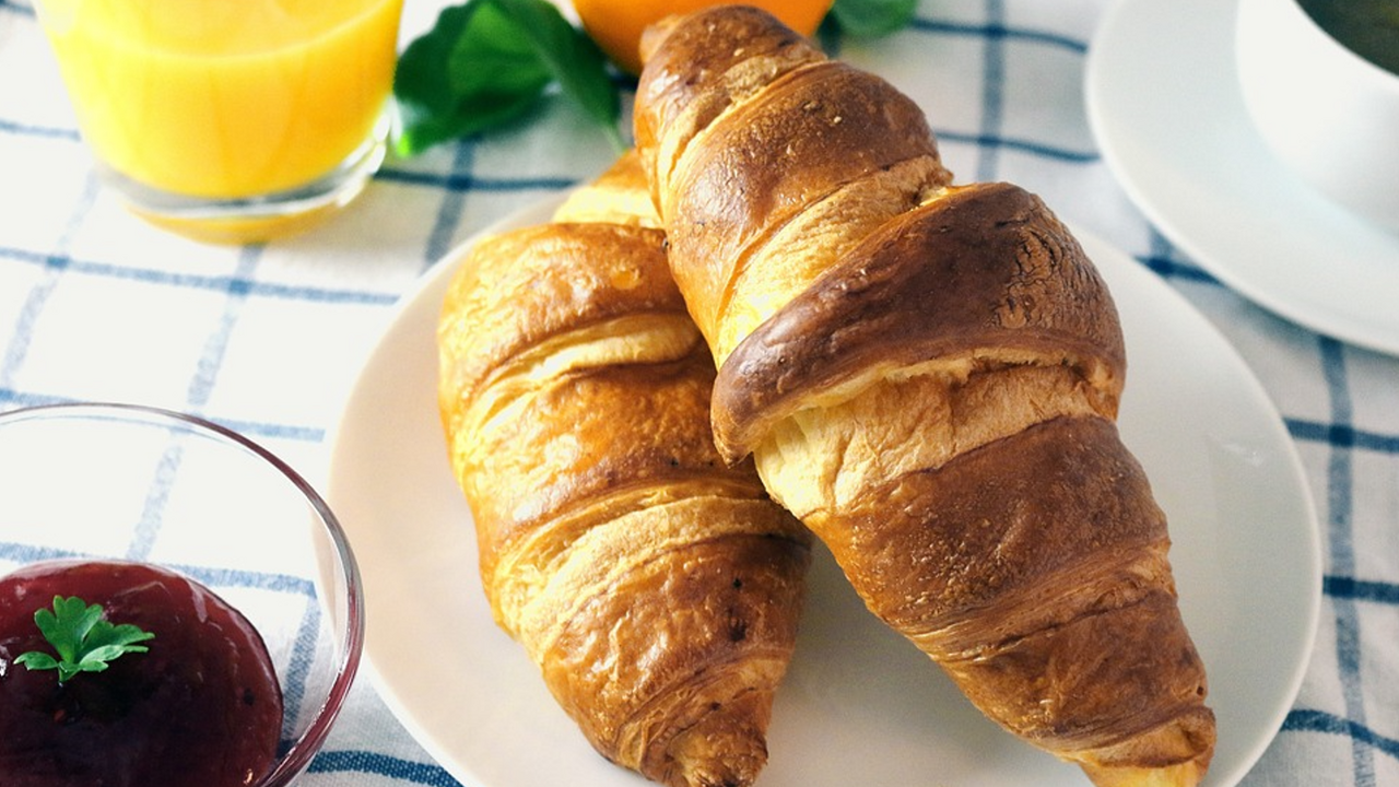 Homemade croissants with cherries: the recipe for the most successful baking dough