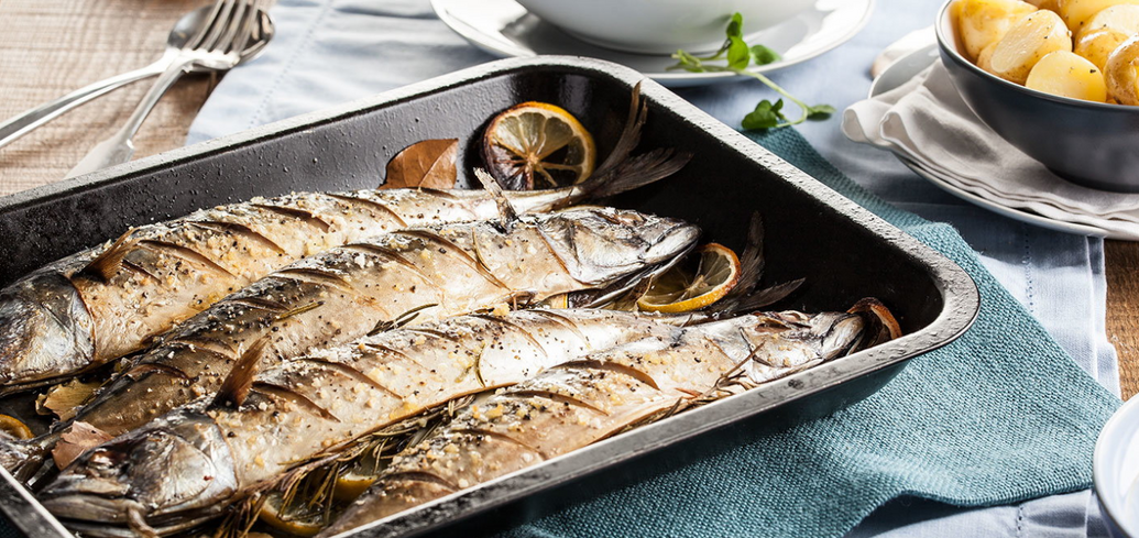Baked mackerel in 20 minutes: what to marinate in