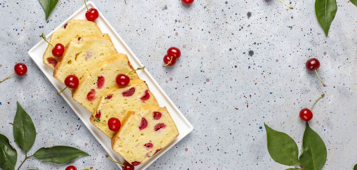 Curd casserole with berries and sauce: just what you need for a delicious breakfast