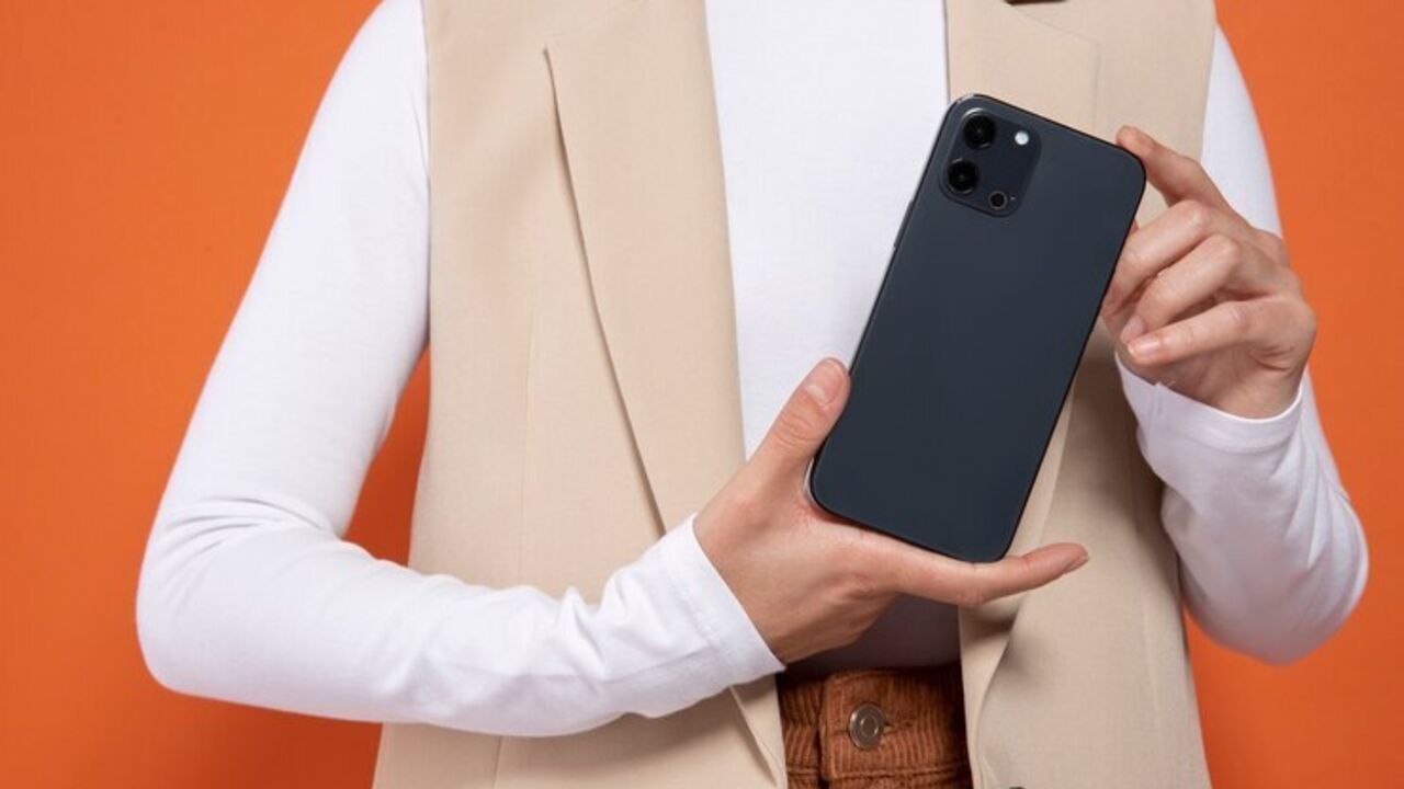 How do you usually hold your smartphone? A simple test will reveal hidden personality traits
